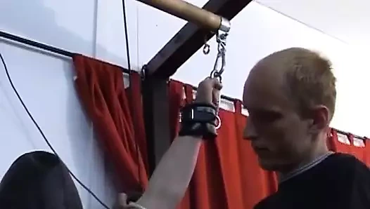 Askıya alınan Alman kaltak BDSM eylemi sonrası yarak emiyor