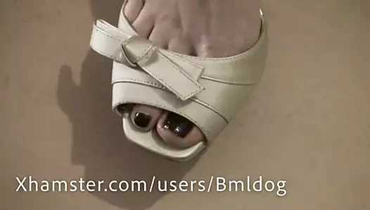 Ayak parmakları açık topuklu ayakkabılarda kapanıyor