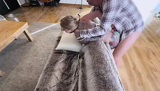 Askıya alınan sürtük evli bir çift tarafından sert sikiliyor.