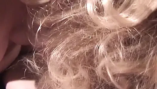 Orta yaşlı seksi kadın aynı anda iki yarağı birden kaldırabiliyor