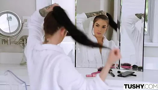 Tushy cinsel açıdan hüsrana uğramış kız arkadaşının olabildiğince çok anal sekse ihtiyacı var