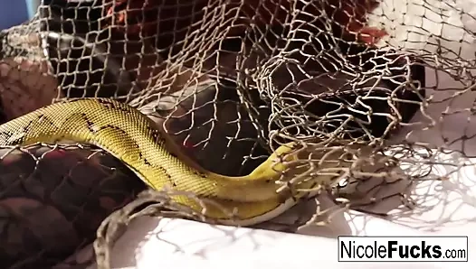 Avcı Nicole Aniston bir Minotaur'u yakalıyor ve onun sütünü sağıyor