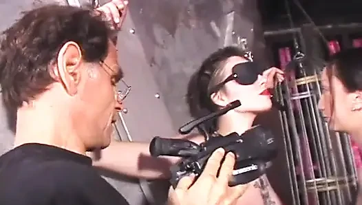 Sapık bdsm kızların iş başında kamera arkası görüntülerini izleyin