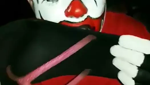 Palyaço tarafından parmak arası terlik ibadeti