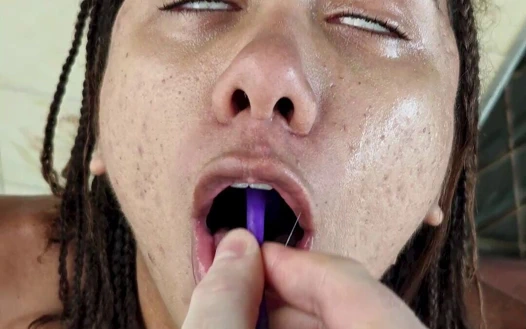 İtaatkar amcık vibratörüyle kısıtlanıyor ve gırtlağına kadar alıyor