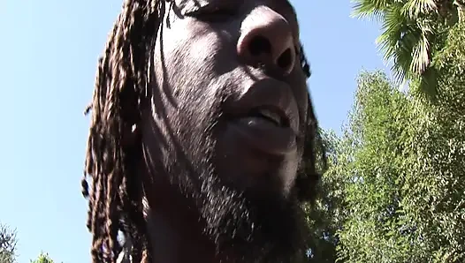 Azgın zenci kadın açık havada büyük zenci yarağı komşusu tarafından sert sikiliyor