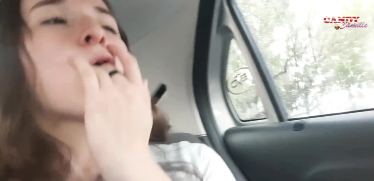 Azgın genç kız gerçek halka açık uber'de mastürbasyon yapıyor