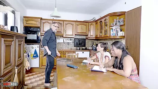 Vampirosa ve Paris ile mutfakta çok hırçın ırklararası üçlü grup seks