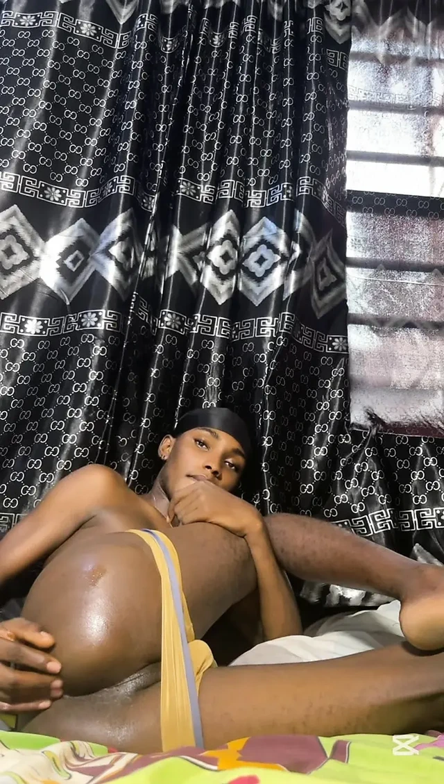 Seksi twink evde tek başına yaramazlık yapıyor 1