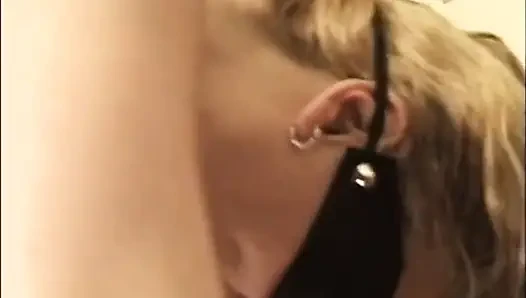 Minyon orta yaşlı seksi kadın amcık sikişiyor
