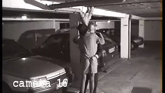 Heyecan arayan bir kadın için yoğun sikiş