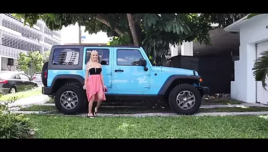 Onun ince manşonunu sürerek titrek kavak mutlu bir kız yapmak