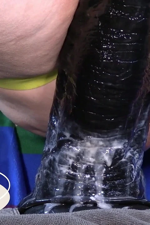 5 минут в то время как скачка на этом огромном дилдо с белой смазкой, показывающей, как глубоко