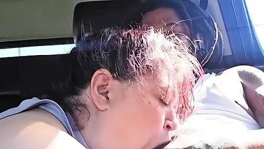 Halka açık döl yutuyor ve büyük zenci sağıyor