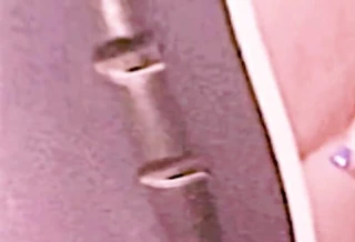 Arap Müslüman fahişe sigara içiyor ve amından bira içiyor