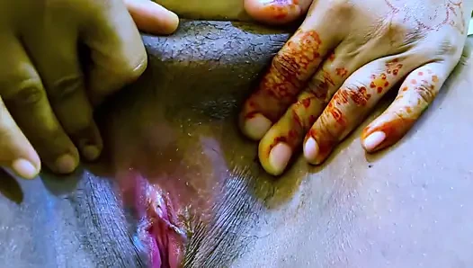 Büyük göt ve geniş amcık deliği düzgün vücutlu Müslüman ateşli üvey anne yatakta seks yapıyor ve sonra banyoda sidik ve elle muamele seksi