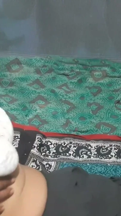 Köylü baldızın vajinasını ovuyor, büyük göğüslerini renklendirdi ve vajinasını parmakladı | Klip 1