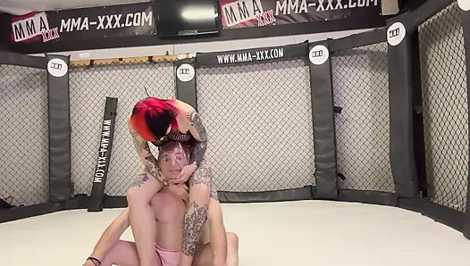 Pvc üvey anne mma kafesinde kadın kılıklıya işkence ediyor - uyluk kontrolü ve aşağılama