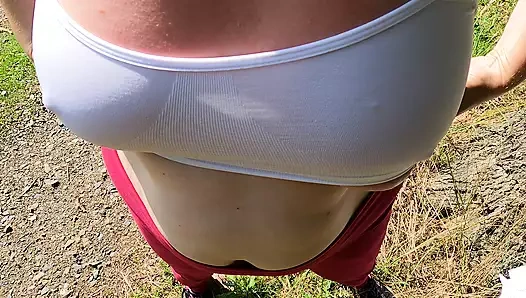 Tombul memeler güneşte dövülüyor