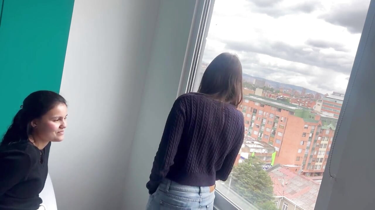 Ateşli lezbiyen çok ateşli orgazm olana kadar makaslıyor