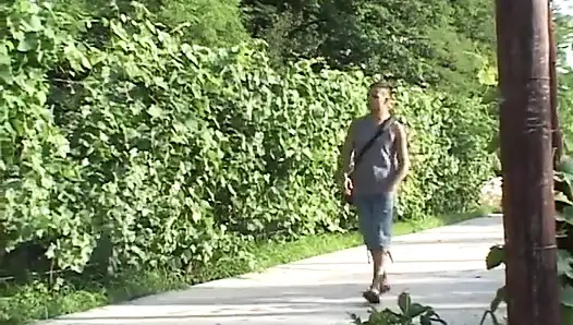Azgın adam açık havada seksi hatunla domalarak sikişiyor