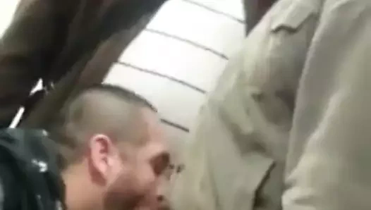 Seyir... cadde köşesindeki erkekler tuvaleti