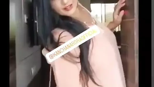 Kanchan teyze, yeni transparan elbiseyle fotoğraf çekimi