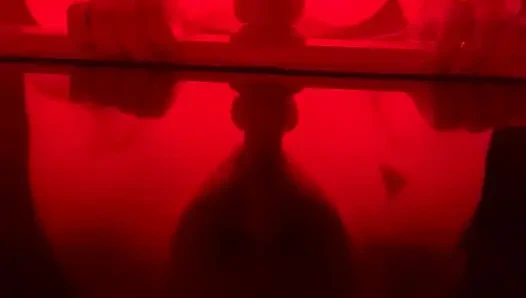 İri güzel kadın dildoyla gırtlağına kadar alıyor