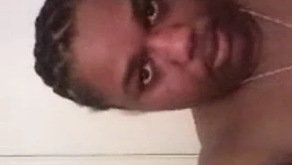 En iyi arkadaşlarımdan biri onun büyük göğüsleriyle oynuyor