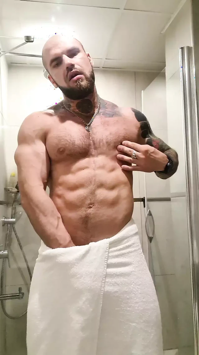 я возбудился на тренировке в зале и подрочил прямо в душевой