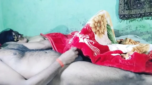 Hintli ateşli anne erkek arkadaşı tarafından sikiliyor