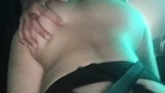 Üvey erkek kardeş tatil günlerinden faydalanıyor ve büyük penisini bana sokuyor