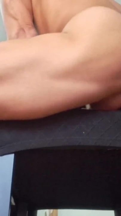 Hotsportfitboy büyük yarak solo: seksi pijama striptizi ve boşalmak için sandalye mastürbasyonu | Klip 2