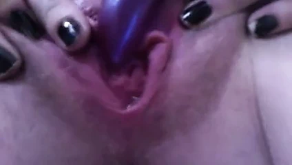 klitoris üzerinde mor vibratör