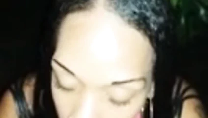 UNE ANTILLAISE SUCE UNE GROSSE BITE AFRICAINE