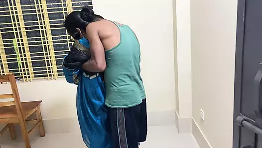 Teyzemi banyoda tek başına işerken buldum, bu yüzden onu tuttum ve onu sikmeye başladım