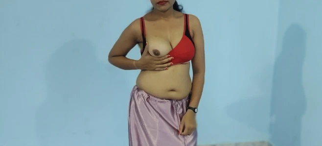 Güzel Hintli kız sutyen içinde domalıyor