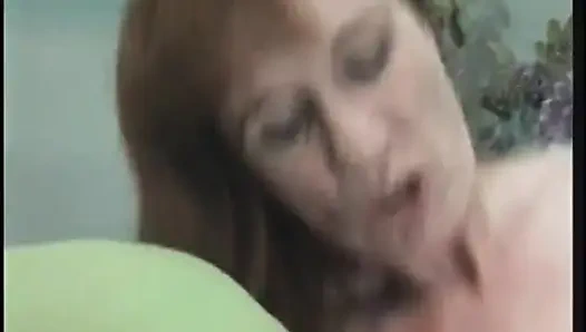 Azgın yaşlı sürtük amını yarakla doldururken yarak emiyor - yaşlı porno