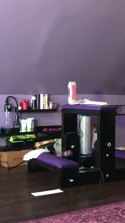 Domme ilk randevuda adamın bacaklarına ağda yapıyor