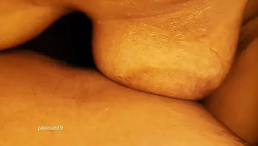 Tatlı evli kadın büyük memeli amcık sikişiyor