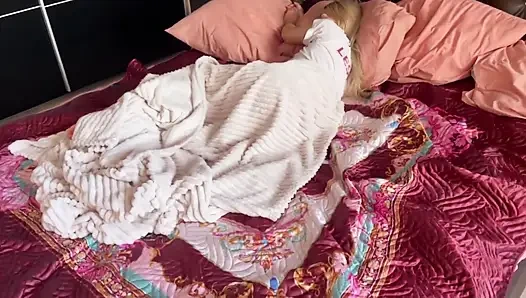 Sarışın Derin Bir Şekilde Sevişmiş Gibi Yapıyor Ve Spermi Vajinasına Ve Şortuna Döküyor