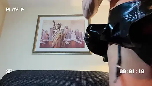 Orta yaşlı seksi kadın mastürbasyon yaparken boşalıyor ve fışkırtıyor