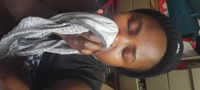 Kirli yaşlı külotumu tadıyor kremsi suların tadı sihir