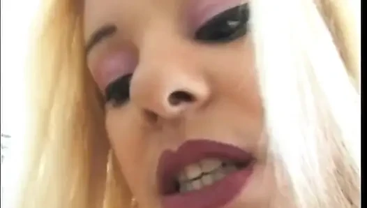 Genç sarışınla üçlü seks sikiliyor ve prezervatifli iki büyük siyah yarakla ağzına boşalıyor