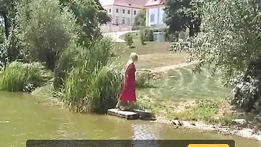 Sarışın kaltak açık havada işerken gözetleniyor