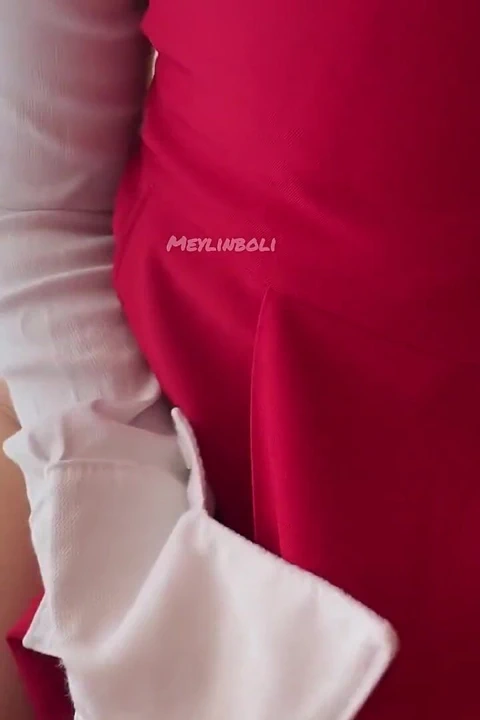 Üvey kız kardeş üniversiteden eve geliyor ve dinlenirken üvey erkek kardeşini sikiyor