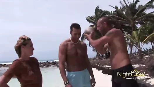 Sahilde kirli kızlar