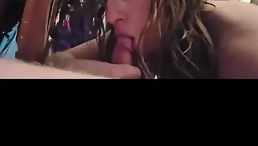 Ateşli azgın ve aç orta yaşlı seksi kadın yarak yutuyor