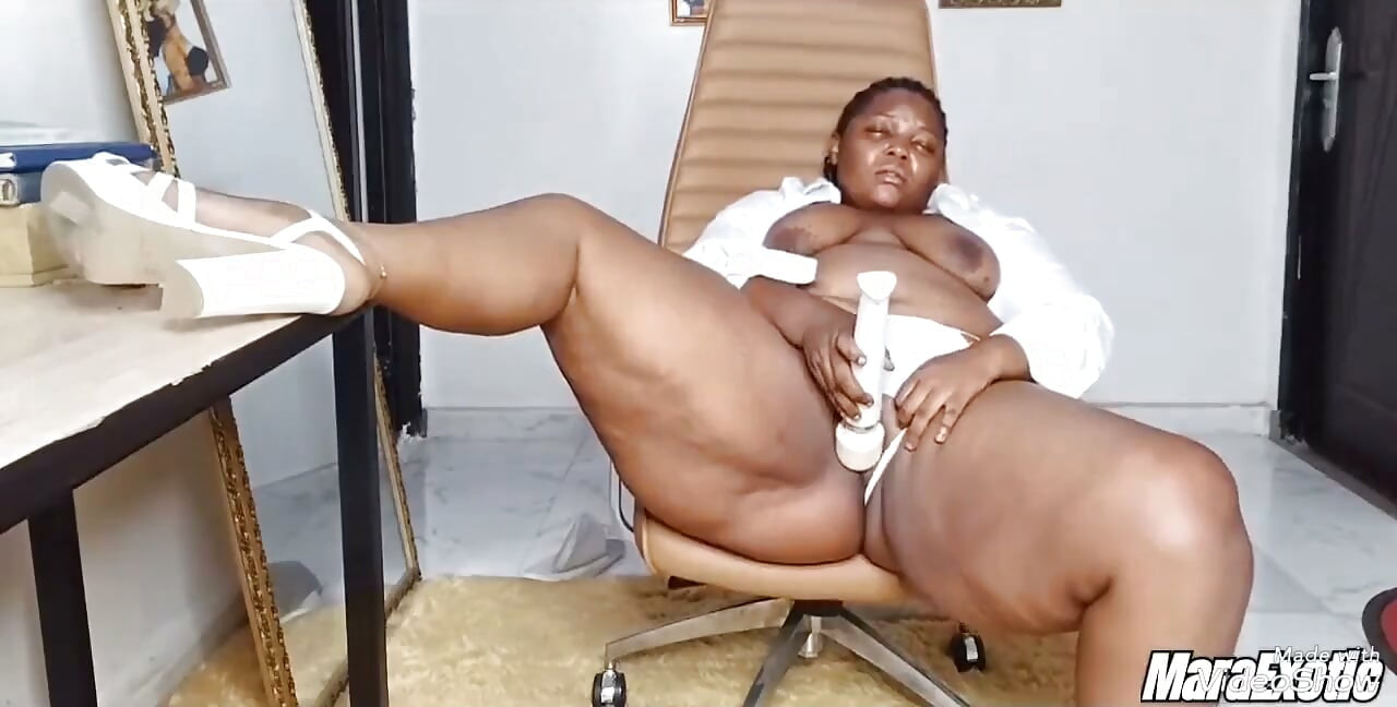 Yüksek topuklu amcıklı ateşli orta yaşlı seksi kadın | Kırmızıda tam video - Mara Exotic