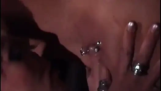 Dövmeli lezbiyen arabada dışarıda tekmeliyor - pirsingli orta yaşlı seksi kadın